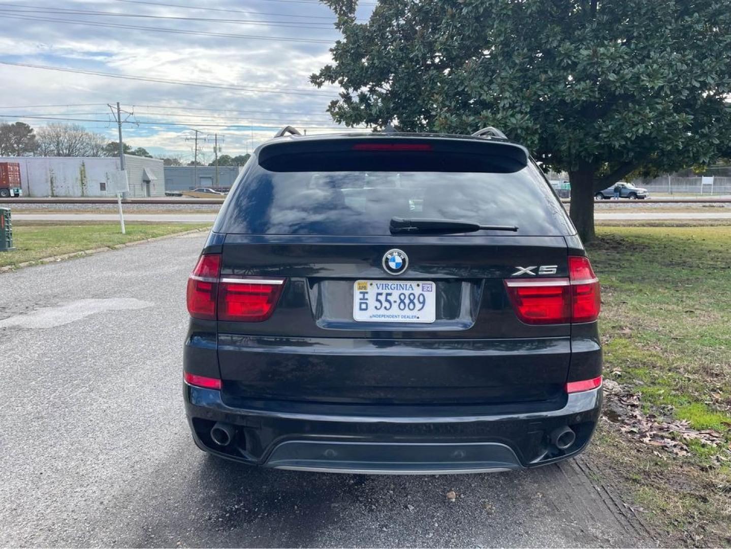 2012 Black /Black BMW X5 (5UXZW0C50CL) with an I6 M57 Diesel engine, Automatic transmission, located at 5700 Curlew Drive, Norfolk, VA, 23502, (757) 455-6330, 36.841885, -76.209412 - 2012 BMW X5 35D -DIESEL -Great condition -4 brand new 20” tires -New state inspection -Fresh oil change -Well optioned -Sport seats -Comfort access -Back up and 360 cam -Bluetooth Audio -Premium HK sound -Navigation -4 zone climate control -Black headliner -Shadowline trim - Photo#6